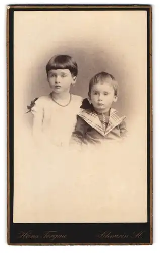 Fotografie Hans Torgau, Schwerin i. M., Arsenalstrasse 4, Zwei junge Kinder in modischer Kleidung