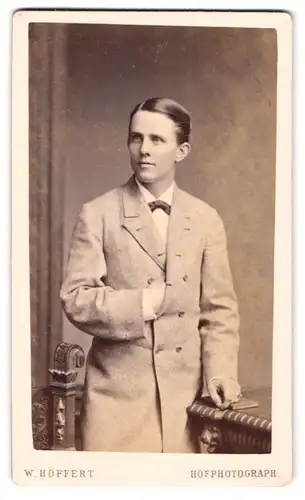 Fotografie W. Höffert, Dresden, See-Strasse 10, Junger Mann im eleganten Anzug