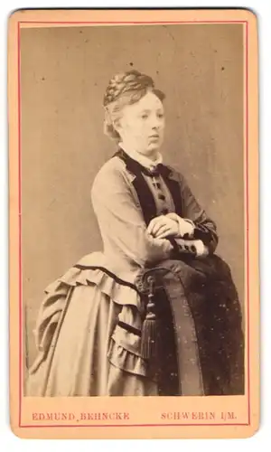 Fotografie Edmund Behncke, Schwerin i. M., Wismarsche Strasse 26, Edle Dame mit hochgesteckten Haaren an Stuhl lehnend