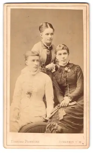 Fotografie Edmund Behncke, Schwerin i. M., Wismarsche-Strasse 26, Drei junge Damen in hübschen Kleidern