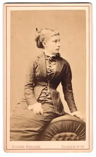 Fotografie Edmund Behncke, Schwerin i. M., Wismarsche-Strasse 26, Junge hübsche Dame in bürgerlicher Kleidung