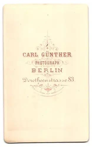 Fotografie Carl Günther, Berlin, Dorotheenstrasse 83, Ältere Dame mit elegantem Kleid an Stuhl lehnend