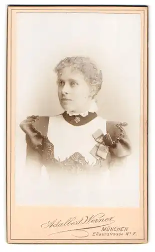 Fotografie Adalbert Werner, München, Elisenstrasse 7, Bürgerliche Frau mit beschmücktem Kleid