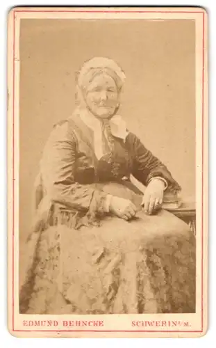 Fotografie Edmund Behncke, Schwerin i. M., Wismarsche Str. 26, Portrait ältere Dame im Biedermeierkleid mit Haube