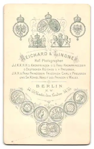 Fotografie Reichard & Lindner, Berlin, Unter den Linden 45/55, Portrait Eheleute im Biedermeierkleid und Anzug, Vollbart