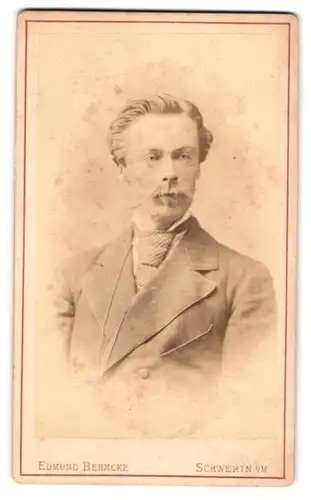 Fotografie Edmund Behncke, Schwerin i. M., Wismarsche Str. 26, Portrait Herr im Anzug mit Krawatte und Spitzbart
