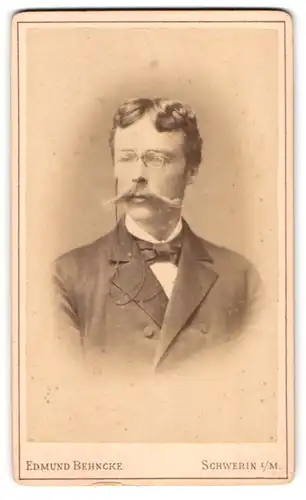 Fotografie Edmund Behncke, Schwerin i. M., Wismarsche Str. 26, Portrait Herr im Anzug mit Zwicker Brille und Schnauzer