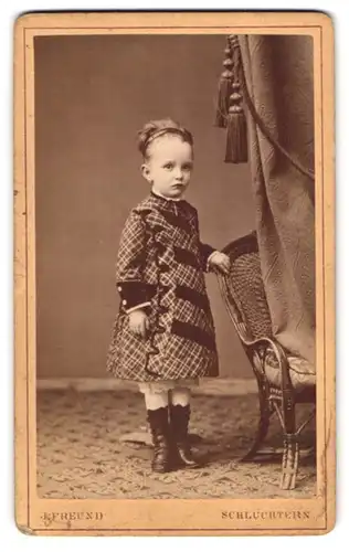 Fotografie J. Freund, Schlüchtern, Portrait niedliches Mädchen im karierten Kleid mit Haarreifen