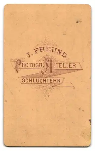 Fotografie J. Freund, Schlüchtern, Portrait niedliches Mädchen im karierten Kleid mit Haarreifen