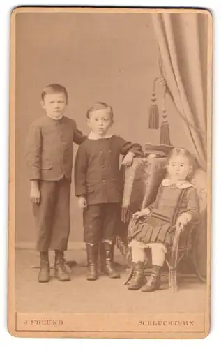 Fotografie J. Freund, Schlüchtern, Portrait drei Kinder in zeitgenössischer Kleidung im Atelier