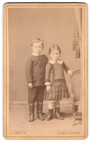 Fotografie J. Freund, Schlüchtern, Portrait zwei Geschwister mit Lederstiefeln posiern im Atelier