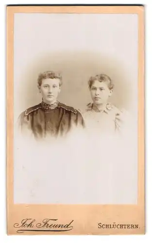 Fotografie Joh. Freund, Schlüchtern, Portrait zwei junge Frauen in Kleidern mit Locken