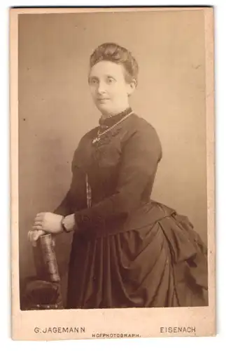 Fotografie G. Jagemann, Eisenach, Goldschmiedenstr. 11, Portrait Dame im Biedermeierkleid mit Halskette