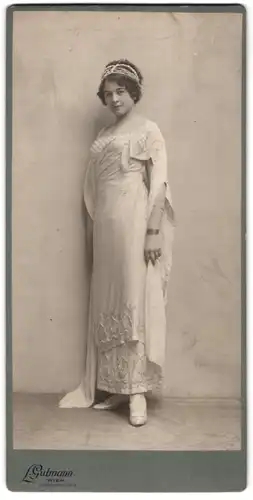 Fotografie L. Gutmann, Wien, Währingerstr. 18, Portrait Mimi Marlow im feinen weissen Kleid mit Haarschmuck