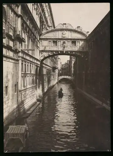 Fotografie unbekannter Fotograf, Ansicht Venedig - Venezia, Kanal unter der Seufzerbrücke