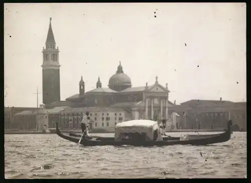 Fotografie unbekannter Fotograf, Ansicht Venedig - Venezia, Gondel vor dem Markusturm