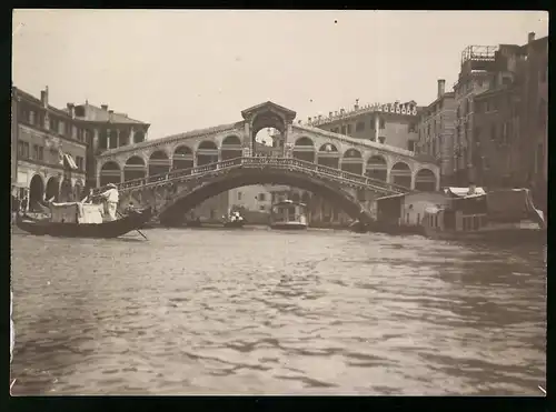 Fotografie unbekannter Fotograf, Ansicht Venedig - Venezia, Rialtobrücke & Gondel auf dem Kanal