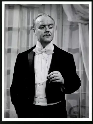 Fotografie Portrait Schauspieler Fritz Tillmann im Anzug während einer Filmszene