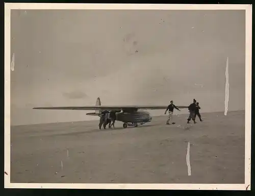 Fotografie Segelflug, Segelflugzeug wird von Segelfliegern in Startposition gebracht