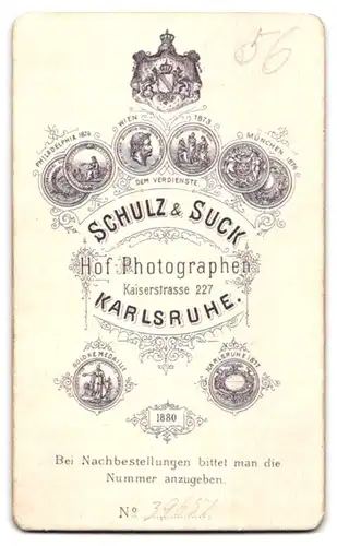 Fotografie Schulz und Suck., Karlsruhe, Kaiserstrasse 227, Bube in Anzug mit Mittelscheitel