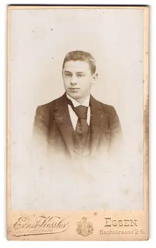 Fotografie Ernst Kessler, Essen, Bachstrasse 2-6, Junger Mann im Anzug mit Krawatte