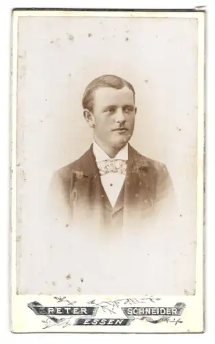 Fotografie Peter Schneider, Essen, Kettwigerstrasse 38, Portrait eines bürgerlichen jungen Mannes im Anzug