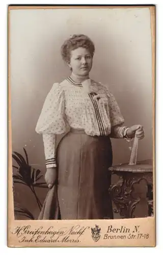 Fotografie H. Greifenhagen Nachf., Berlin, Brunnen-Strasse 17-18, Sympathische Dame in gemusterter Bluse