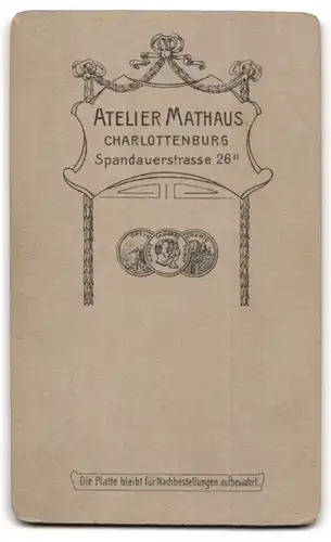 Fotografie Atelier Mathaus, Charlottenburg, Spandauerstrasse 26, Wonneproppen mit Haube