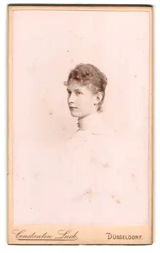 Fotografie Constantin Luck, Düsseldorf, Victoriastrasse 26, Junge Dame mit gelocktem Haar