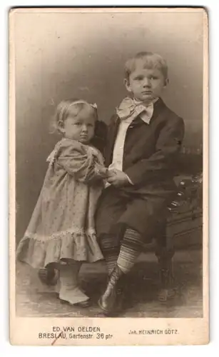 Fotografie Ed. Van Delden, Breslau, Gartenstrasse 36, Grosser Bruder mit kleiner Schwester