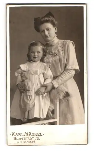 Fotografie Karl Mäckel, Burgstädt i. S., Glückliches Mädchen mit Puppe und Mutter