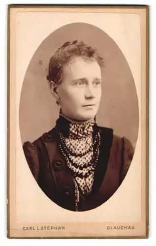 Fotografie Carl L. Stephan, Glauchau, Hoffnung 47, Junge Frau mit Halsketten