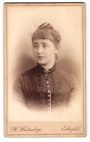 Fotografie H. Westendorp, Elberfeld, Herzog-Strasse 26, Junge Dame mit Brosche