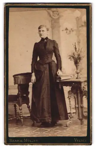 Fotografie Herrm. Müller, Velten, Junge Dame nebst Tisch und Stuhl