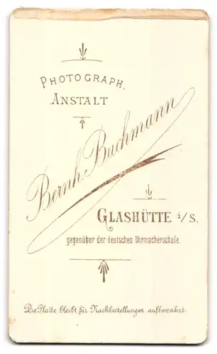 Fotografie Bernh. Buchmann, Glashütte i. S., Süsses Mädchen auf Rattanstuhl stehend