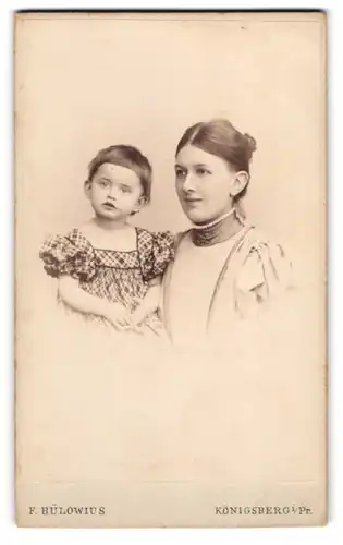Fotografie F. Bülowius, Königsberg, Münzstrasse 2, Mutter und Tochter mit Segelohren und hübschen Kleidern