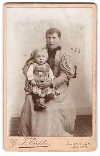 Fotografie G. F. Eichler, Schmölln, Mutter mit kleiner Tochter im karierten Kleidchen
