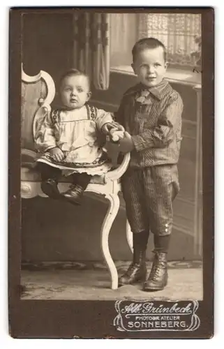 Fotografie Alb. Grünbeck, Sonneberg, Grosser Bruder im Matrosendress mit kleiner Schwester im süssen Kleid