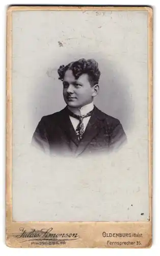 Fotografie Julius Simonsen, Oldenburg, Junger Mann mit lockigen Haaren im Anzug