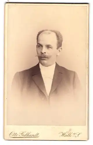 Fotografie Otto Gebhardt, Halle, Grosse Ullrich-Strasse 1, Gestandener bürgerlicher Mann mit Schnurrbart