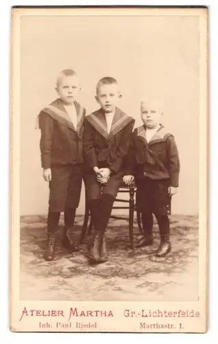 Fotografie Martha, Gr.-Lichterfelde, Marthastrasse 1, Drei Jungen im Matrosenanzug