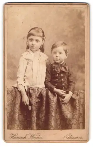 Fotografie Heinrich Werner, Bremen, Linden-Strasse 2, Bruder und Schwester in ordentlicher Kleidung