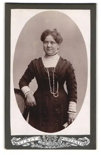 Fotografie unbekannter Fotograf und Ort, Portrait einer bürgerlichen Frau mit Kleid und Halskette