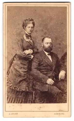 Fotografie J. Julius, Hamburg, Gr. Bleichen 31, Ehepaar in Bürgerlicher Kleidung