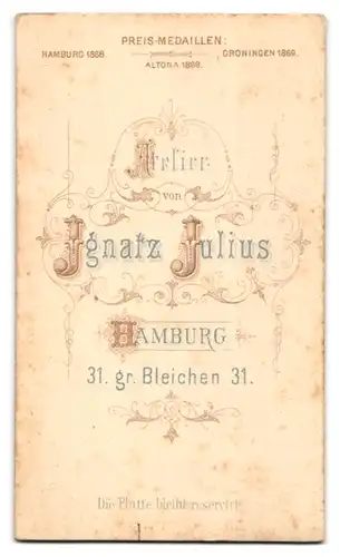 Fotografie J. Julius, Hamburg, Gr. Bleichen 31, Ehepaar in Bürgerlicher Kleidung