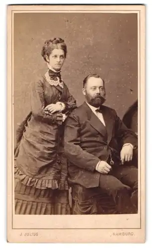 Fotografie J. Julius, Hamburg, Gr. Bleichen 31, Paar in festlicher Kleidung und geflochtenen Haaren