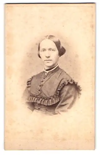 Fotografie J. F. Dresler, Aarhus, Frau in Kleid mit Rüschen und sanftem Blick