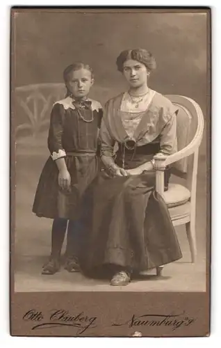 Fotografie Otto Clauberg, Naumburg, Grosse Jacobstrasse 28, Bildhübsche Mutter mit ihrer Tochter in festlicher Kleidung