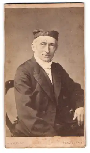 Fotografie F. Brandt, Flensburg, Älterer Herr mit weissem Haar und freundlichem Blick