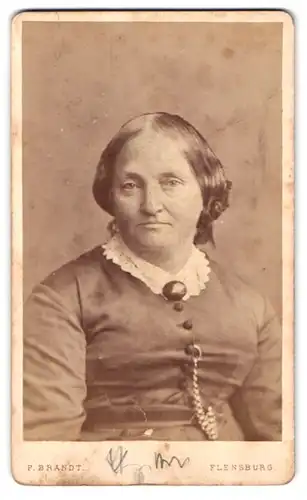 Fotografie F. Brandt, Flensburg, Üppige Frau in tailliertem Kleid